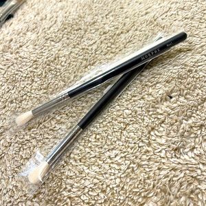 M441 - FIRM BLENDING CREASE EYESHADOW BRUSH